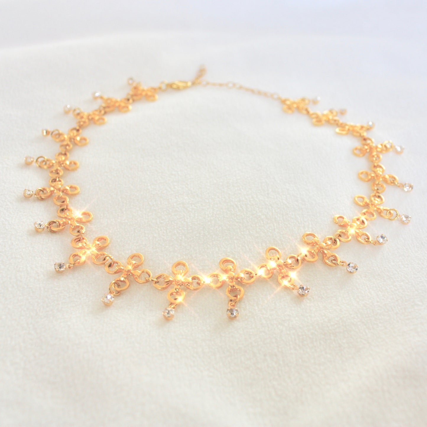 Interconnected Choker in Gold