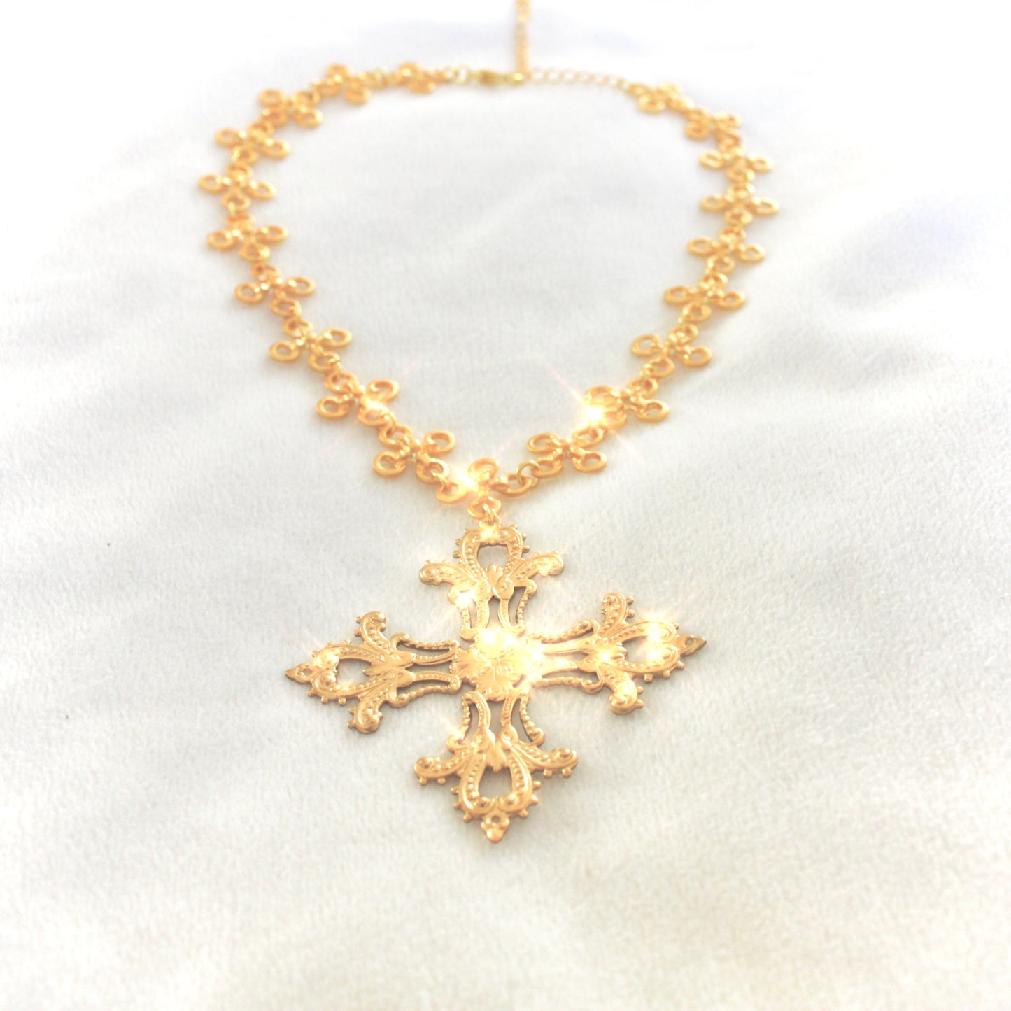 Ring Around the Rosie Choker in Gold